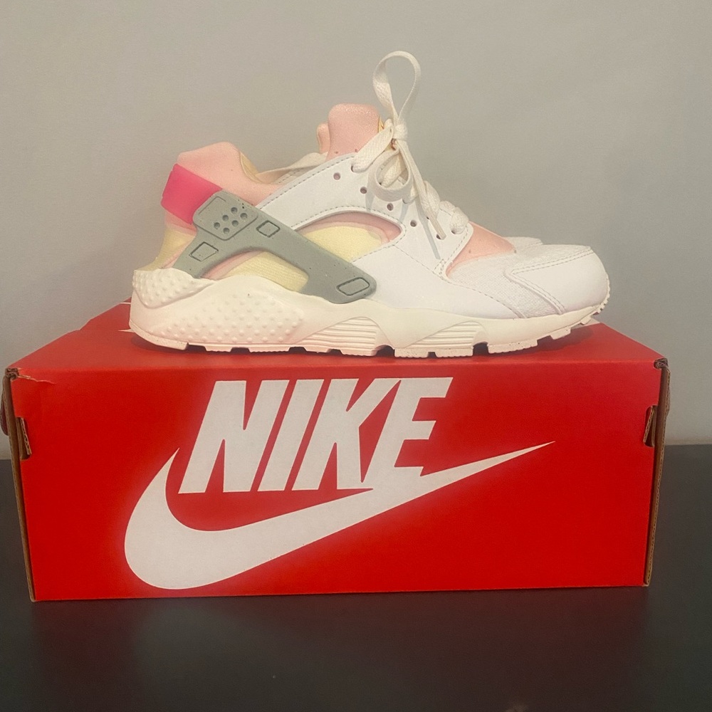 Nike Huarche Run Sneaker 5.5Y